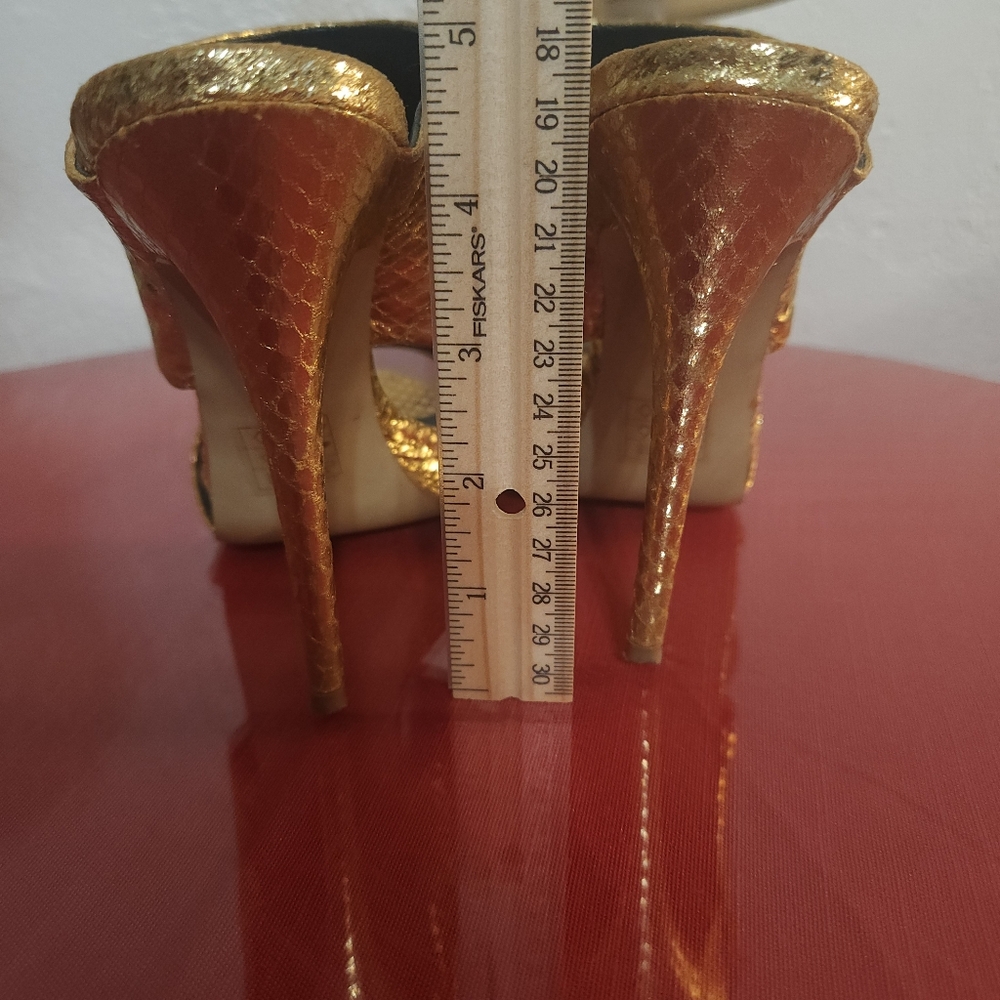 BEBE Glamorous Gold Stiletto Heels with Pointed Toe sz6 - Picture 9 of 10